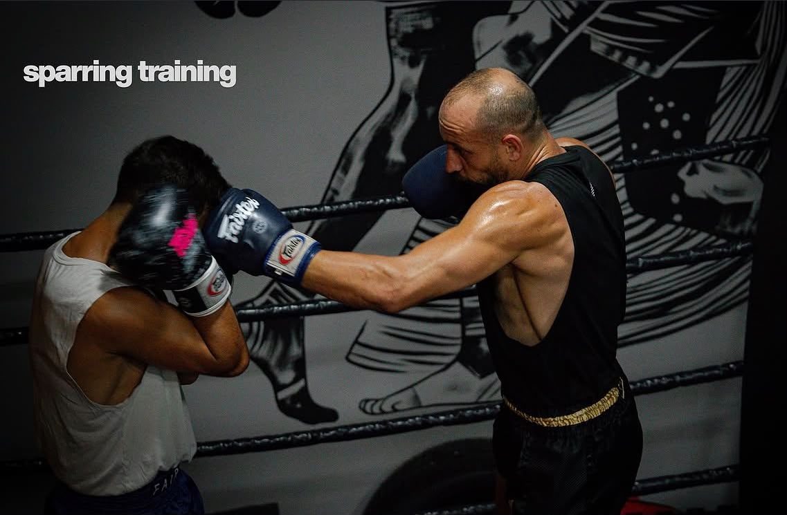Ringde eldivenle sparring çalışması yapan iki sporcu
